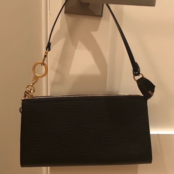 Louis Vuitton Handbags - LV black pochette bag💵
